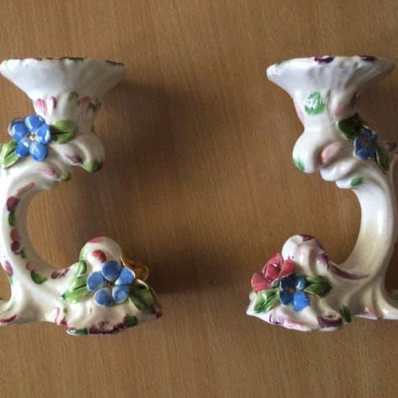 A Pair Italian ceramic porcelain candleholders hand painted applied 3D flowers - Picture 5 of 7